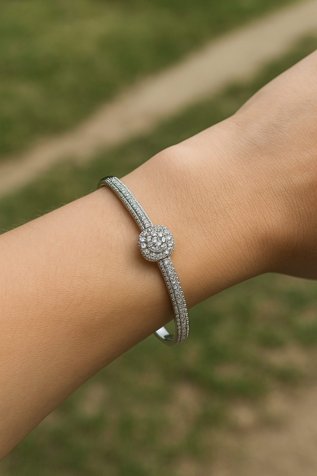 Sparkling Halo Bangle (1 Carat)