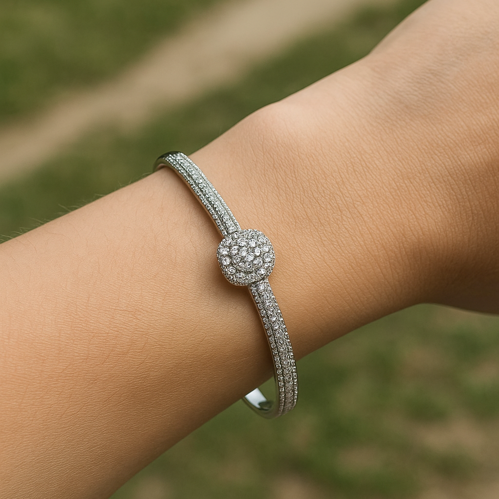 Sparkling Halo Bangle (1 Carat)